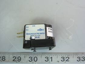 F-4200-30 Airtrol Sensormedics 768557 768558 Pressure Switch Used