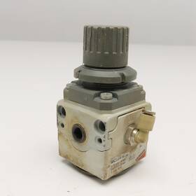 Mc104-m00 Camozzi G1/4 G1/8 Ports Compressed Air Pressure Regulator