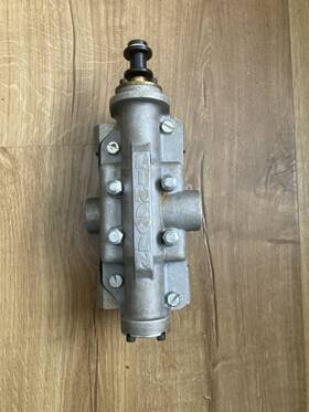 41230 Lincoln Industrial Vintage Untested Valve Body