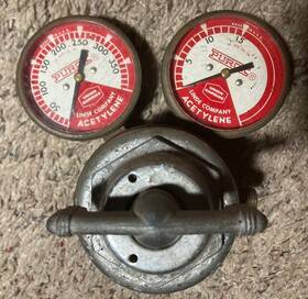 R-207 Linde Company Acetylene Type Regulator / Purox Pressure Gauges