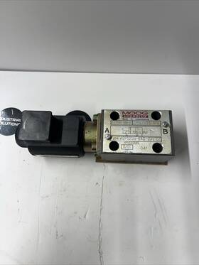 Xeb17040-000-21 Moog Hydraulic Valve Type W2p32-sn-6ad-24vdc Hpn 692685 Used