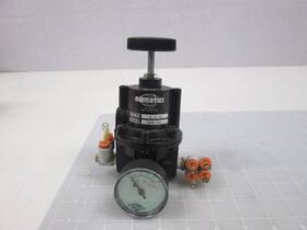 R880-02b Numatics Precision Regulator 1/4npt 0-15psi With Bracket T57894