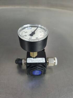 R35-02c Parker 300 Psi Regulator With Wika 60 Gauge. 6d-2