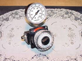 R21-02-000 Wilkerson Air Regulator 1/4 In Npt 117 Cfm 300psi With Gage Used