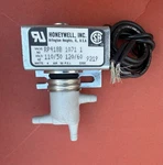 Honeywell RP418B 1071 120V 3-WAY Pneumatic Solenoid Valve 50 Psi Air Nos. Fixed Price $65.00.