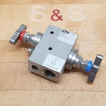 Parker HPPLS2V3 Valve Power Plant Manifold, (2) 1/2" (1) 1/4" Npt, 316SS. Fixed Price $97.46.